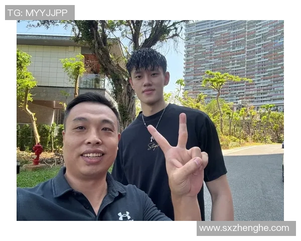 篮球明星与儿子温馨合影展现父子情深瞬间引发网友热议与感动